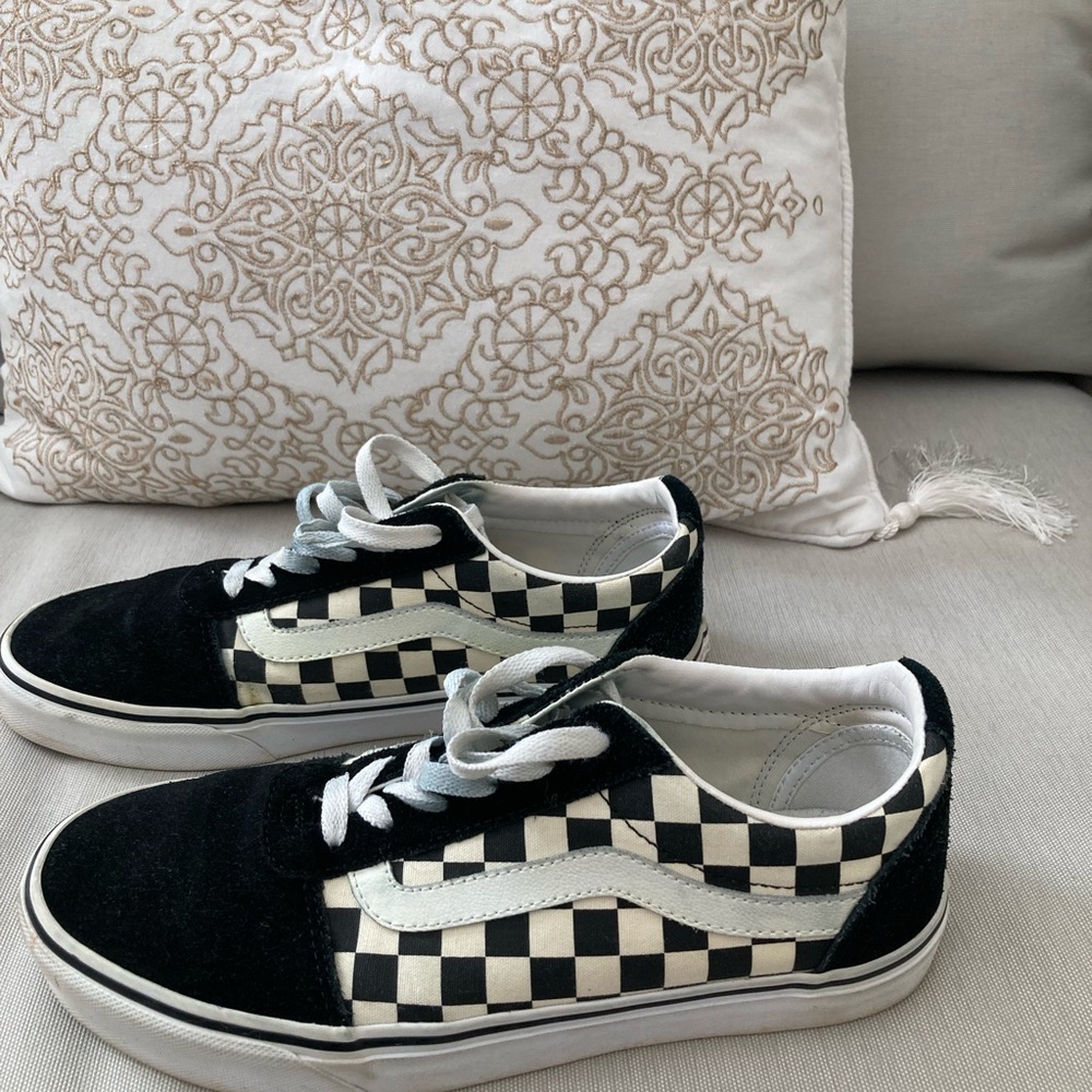 Vans Woman  Old Skool Black and White Sneakers - Picture 4 of 7